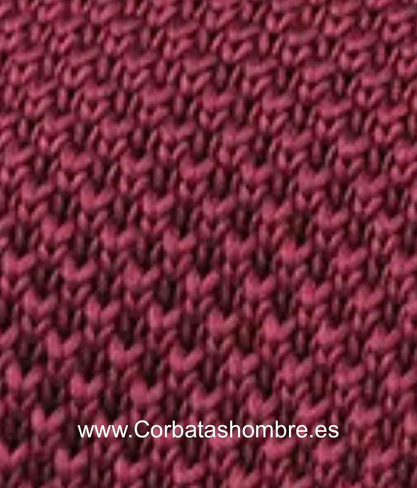 CORBATA DE PUNTO BURDEOS CON PUNTA TRIANGULAR 