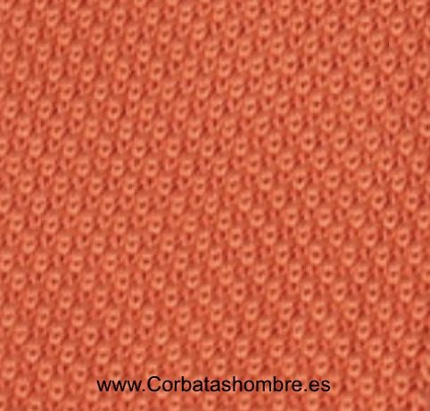 CORBATA DE PUNTO COLOR NARANJA CON TERMINACIÓN RECTA 