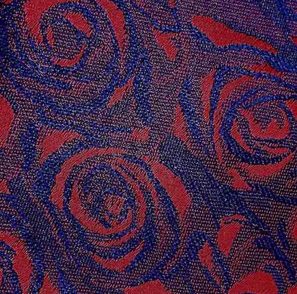 CORBATA DE ROSAS ROJAS SOBRE AZUL MARINO SEDOSA 