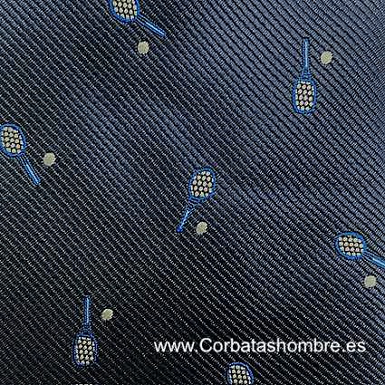 CORBATA AZUL MARINO CON DIBUJO DE RAQUETAS DE TENIS Y PELOTAS 