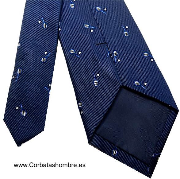 CORBATA AZUL MARINO CON DIBUJO DE RAQUETAS DE TENIS Y PELOTAS 