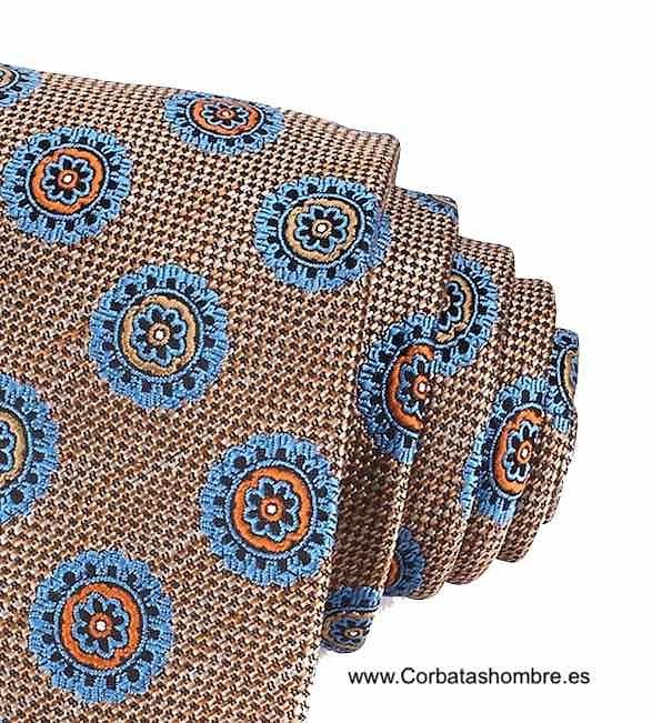 CORBATA CAMEL CON DIBUJO ROSETONES AZULES DE ASPECTO LINO 