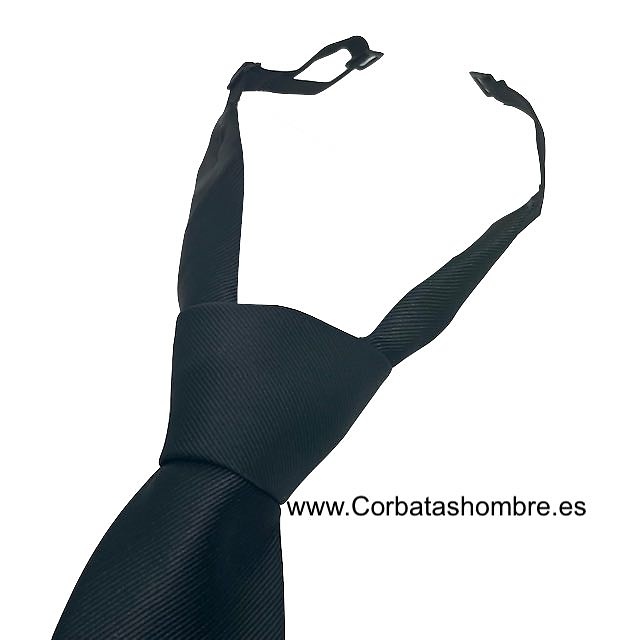 CORBATA CON NUDO HECHO Y REGULADOR DEL CUELLO CIERRE DE CLIP EN NEGRO 