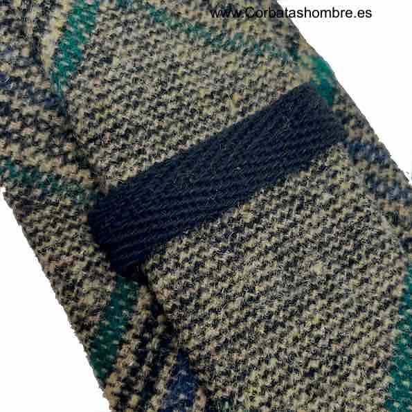 CORBATA DE LANA ESCOCESA DE RAYAS VERDES AZULES Y MARRONES EN CUADROS DIAGONALES 