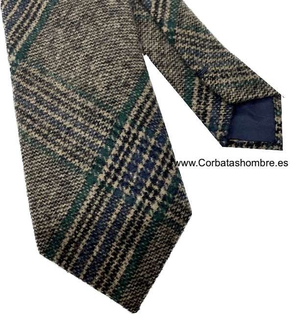 CORBATA DE LANA ESCOCESA DE RAYAS VERDES AZULES Y MARRONES EN CUADROS DIAGONALES 