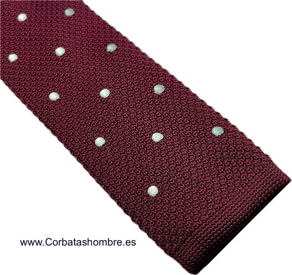 CORBATA DE PUNTO BURDEOS CON LUNARES BLANCOS MUY ELEGANTE 