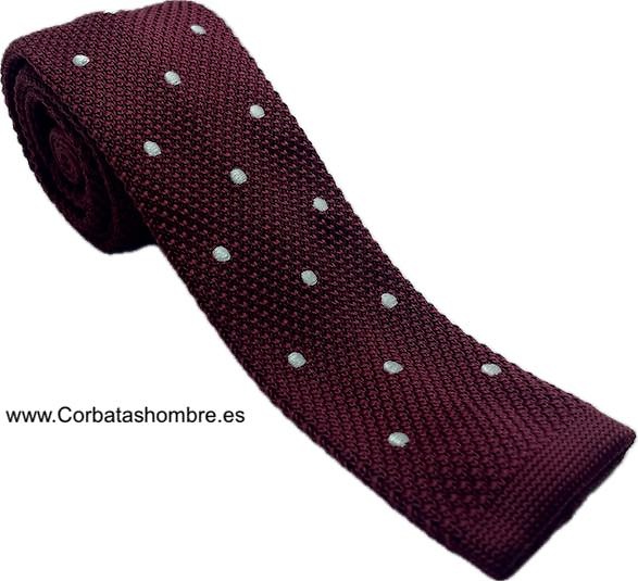 CORBATA DE PUNTO BURDEOS CON LUNARES BLANCOS MUY ELEGANTE 