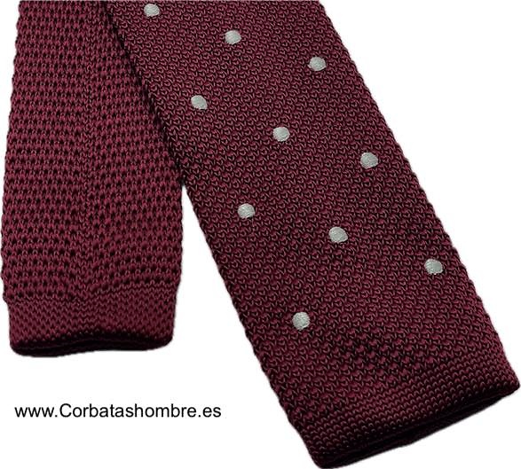 CORBATA DE PUNTO BURDEOS CON LUNARES BLANCOS MUY ELEGANTE 