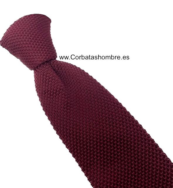 CORBATA DE PUNTO BURDEOS CON PUNTA TRIANGULAR 