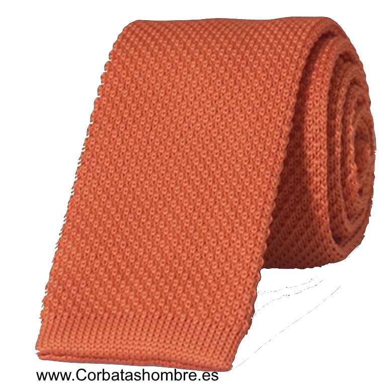 CORBATA DE PUNTO COLOR NARANJA CON TERMINACIÓN RECTA 