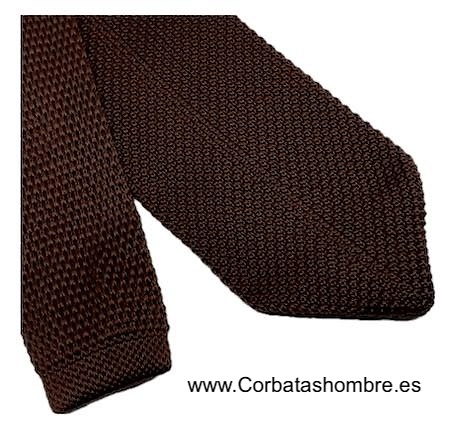 CORBATA DE PUNTO EN MARRÓN CON PUNTA TRIANGULAR 