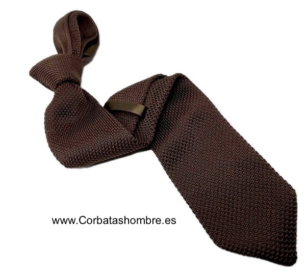 CORBATA DE PUNTO EN MARRÓN CON PUNTA TRIANGULAR 