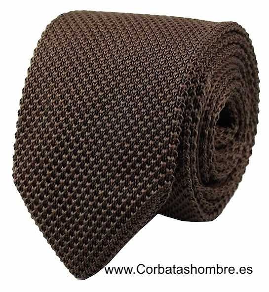 CORBATA DE PUNTO EN MARRÓN CON PUNTA TRIANGULAR 