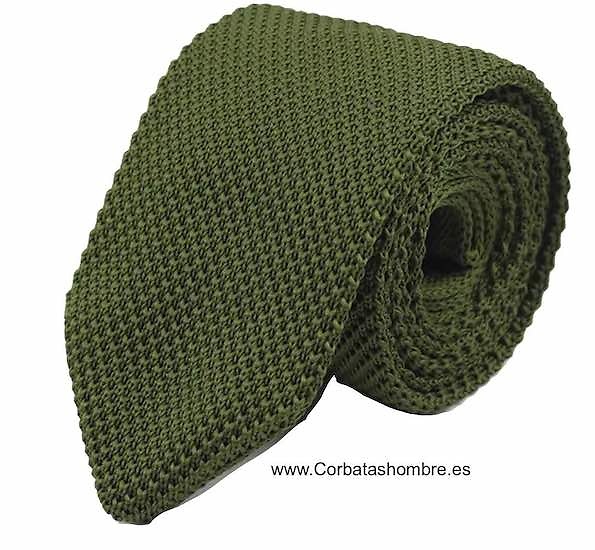 CORBATA DE PUNTO EN VERDE MILITAR CON PUNTA TRIANGULAR 