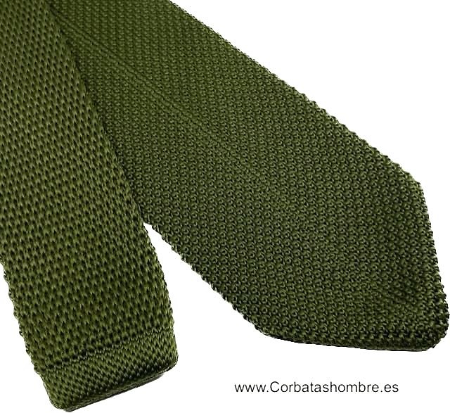 CORBATA DE PUNTO EN VERDE MILITAR CON PUNTA TRIANGULAR 