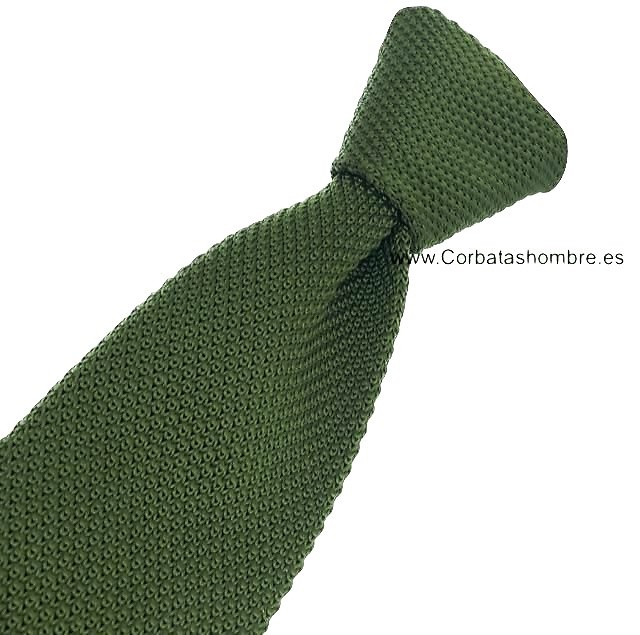 CORBATA DE PUNTO EN VERDE MILITAR CON PUNTA TRIANGULAR 