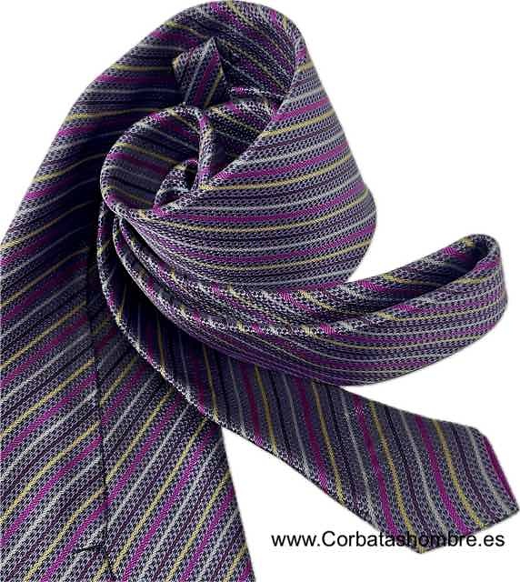 CORBATA DE RAYAS DELGADAS Y FINAS EN MORADO LILA FUCSIA Y DORADO 