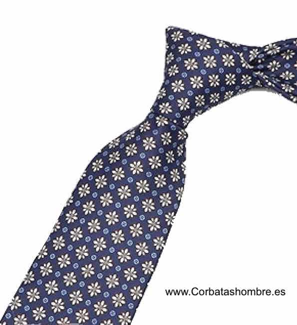 CORBATA DE SEDA AZUL CON DIBUJO DE FLORES DE OCHO PÉTALOS BLANCOS 