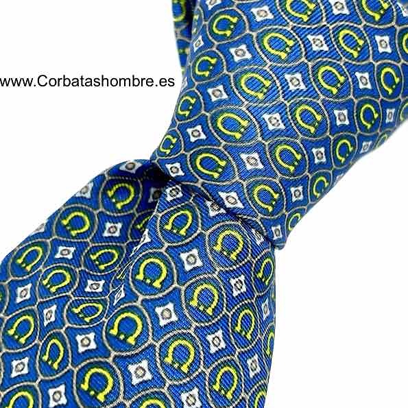 CORBATA DE SEDA AZUL CON MICRO DIBUJO DE OMEGAS ENMARCADOS EN CÍRCULOS 