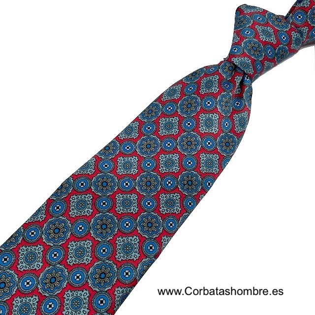 CORBATA DE SEDA CON ROSETONES GEOMÉTRICOS AZULES SOBRE FONDO ROJO 