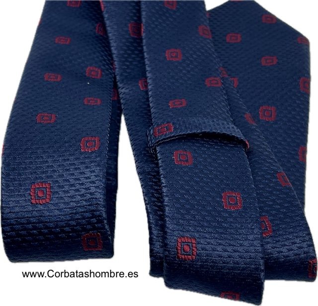 CORBATA ESTRECCHA AZUL MARINO TELA JACQUARD CON CUADRADOS BURDEOS CON PUNTO INTERIOR 