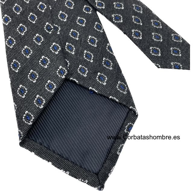 CORBATA GRIS OSCURA CON MEDALLONES BARROCOS PEQUEÑOS EN BLANCO Y AZUL 