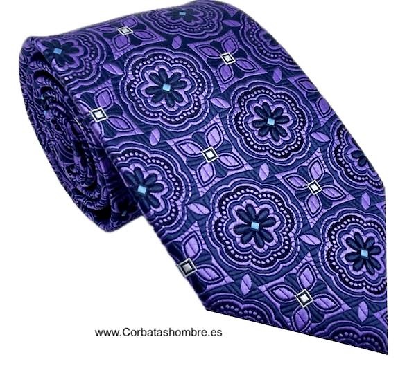 CORBATA LILA DE DIBUJO GEOMÉTRICO DE FLORES Y ROSETONES DE TELA BROCADA 