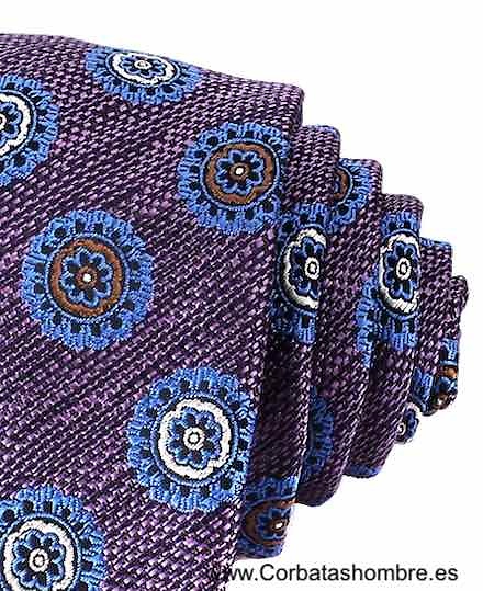 CORBATA MALVA Y MORADA CON DIBUJO ROSETONES AZULES CLAROS ASPECTO LINO 