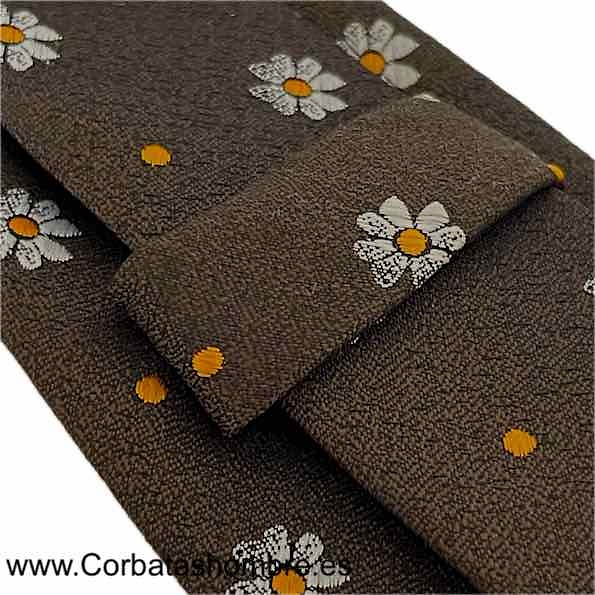 CORBATA MARRÓN DE FLORES MARGARITAS BLANCAS CON DETALLE NARANJA 