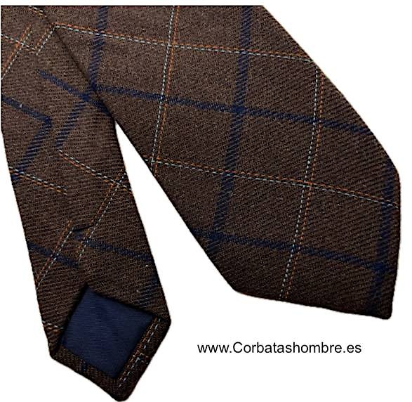 CORBATA MARRÓN ESTRECHA DE CUADROS GRANDES NARANJAS Y AZUL CLARO 