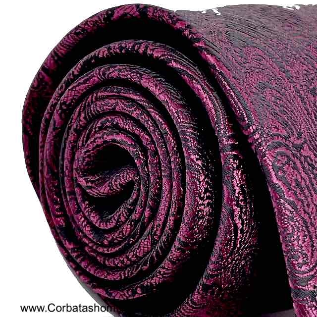 CORBATA PASLEY PARA CABALLERO EN PURPURA SOBRE FONDO NEGRO ELEGANTÍSIMA 