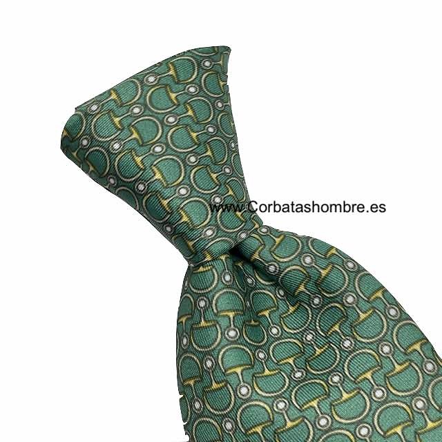 CORBATA VERDE CLARO CON DIBUJO DE ESPUELAS DORADAS 