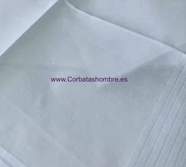 LOTE DE TRES PAÑUELOS DE NARIZ DE PURO ALGODÓN BLANCO CON CENEFAS DE SATÉN 