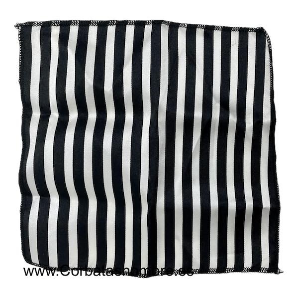 PAÑUEÑO BOLSILLO TRAJE DE RAYAS BLANCAS Y NEGRAS 