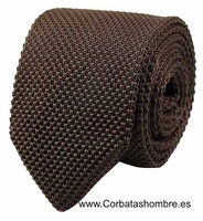 CORBATA DE PUNTO EN MARRÓN CON PUNTA TRIANGULAR