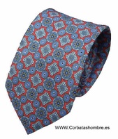 CORBATA DE SEDA CON ROSETONES GEOMÉTRICOS AZULES SOBRE FONDO ROJO