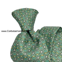 CORBATA VERDE CLARO CON DIBUJO DE ESPUELAS DORADAS