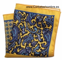 PAÑUELO DE CUATRO USOS DE CACHEMIR, TOPOS, LISO  Y FLORES  EN AZUL SOBRE FONDO AMARILLO.