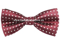 PAJARITA BURDEOS CON MULTI LUNARES BLANCOS PARA CAMISA DE VESTIR